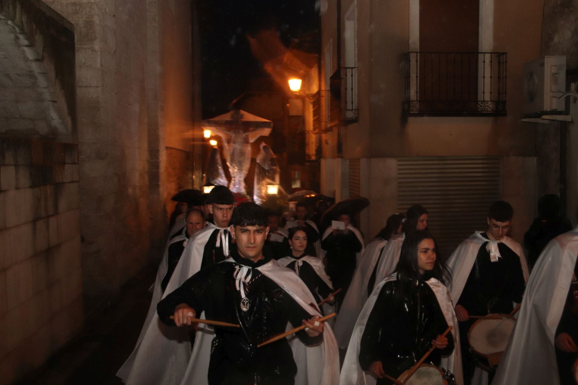 Fotos: la lluvia arruina la procesión del Viernes Santo en Cuéllar