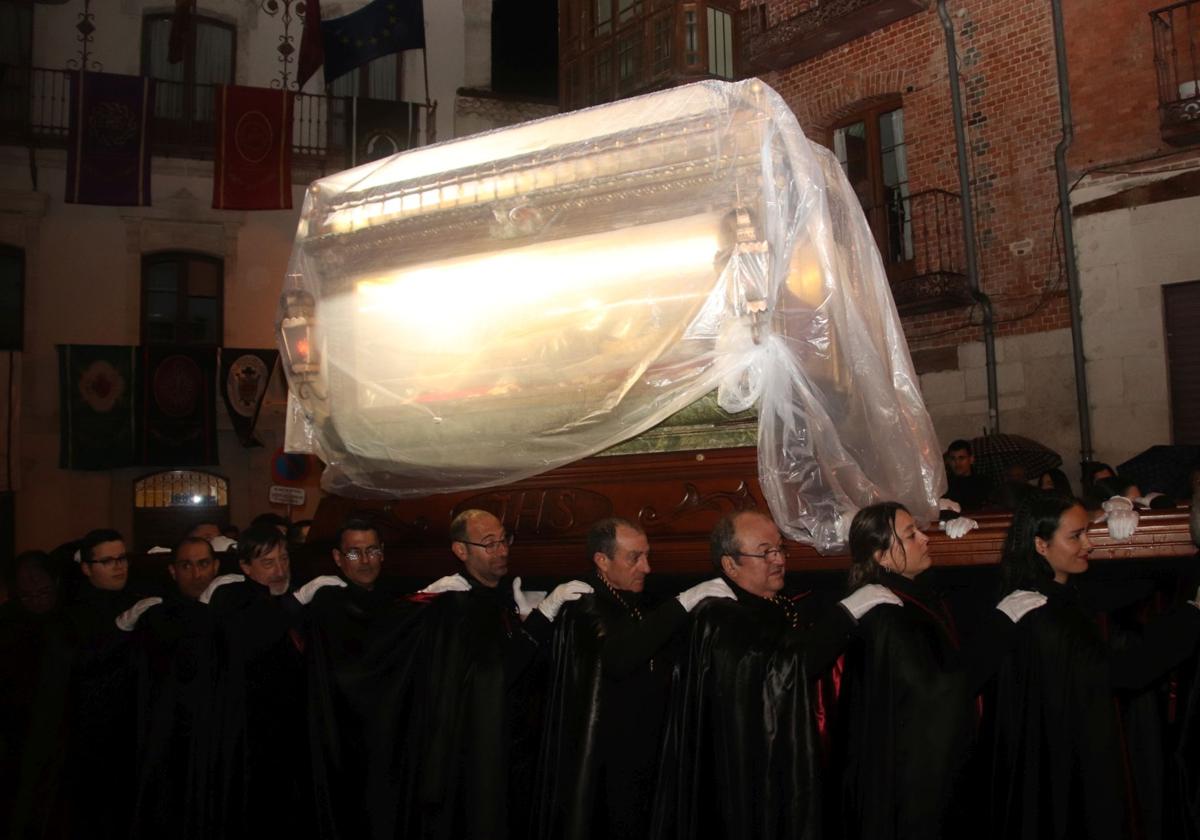 Fotos: la lluvia arruina la procesión del Viernes Santo en Cuéllar
