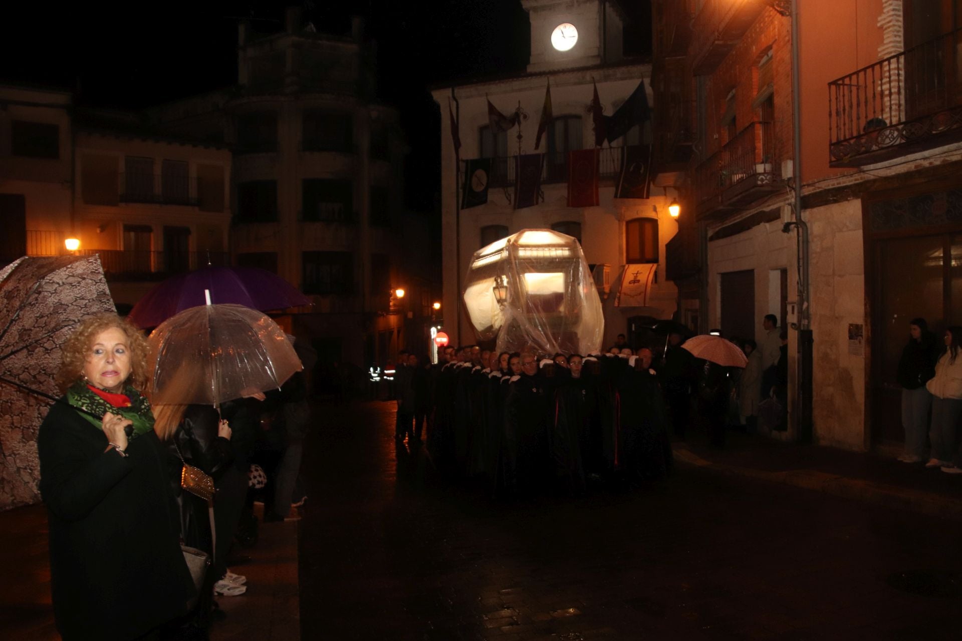 Fotos: la lluvia arruina la procesión del Viernes Santo en Cuéllar