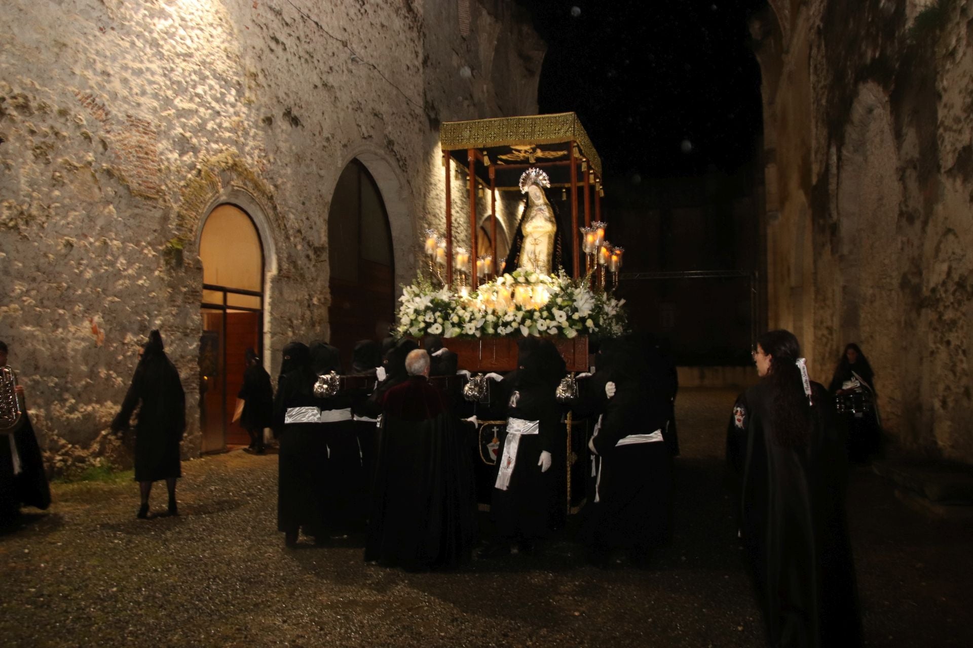Fotos: la lluvia arruina la procesión del Viernes Santo en Cuéllar