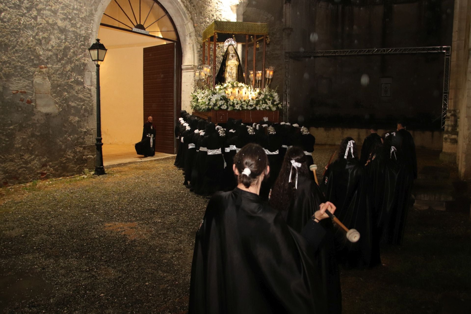 Fotos: la lluvia arruina la procesión del Viernes Santo en Cuéllar