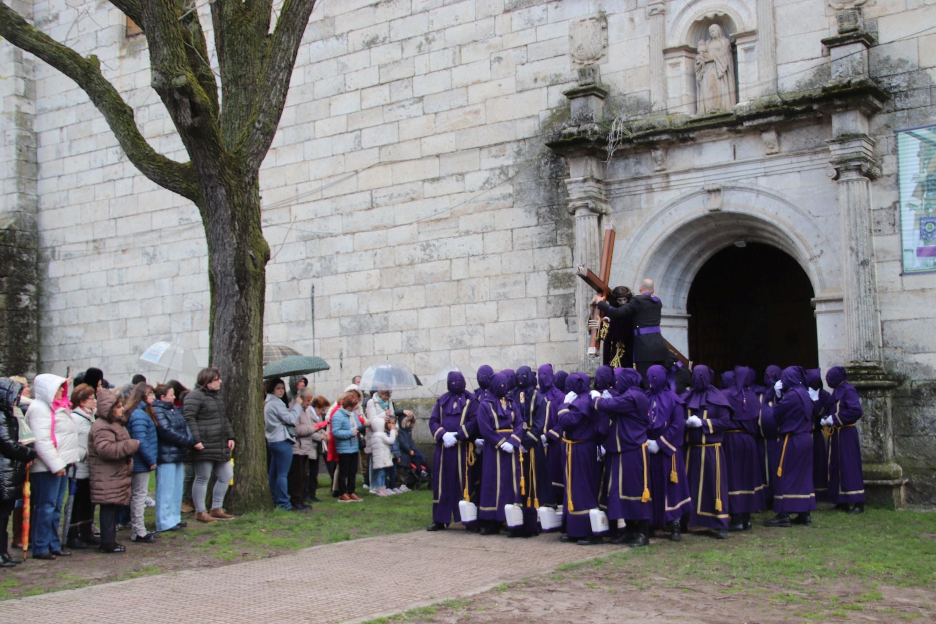 Fotos: la lluvia arruina la procesión del Viernes Santo en Cuéllar