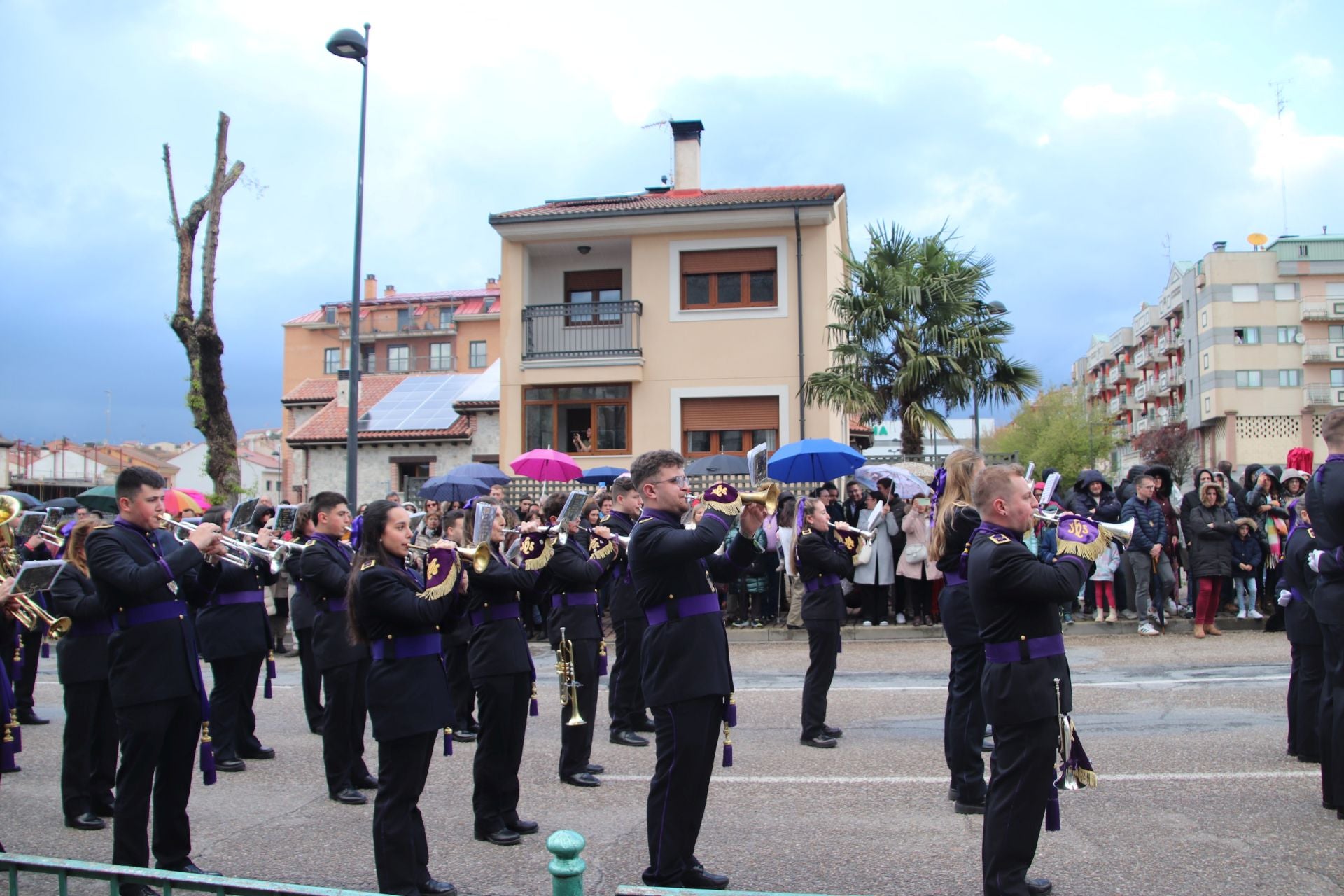 Fotos: la lluvia arruina la procesión del Viernes Santo en Cuéllar