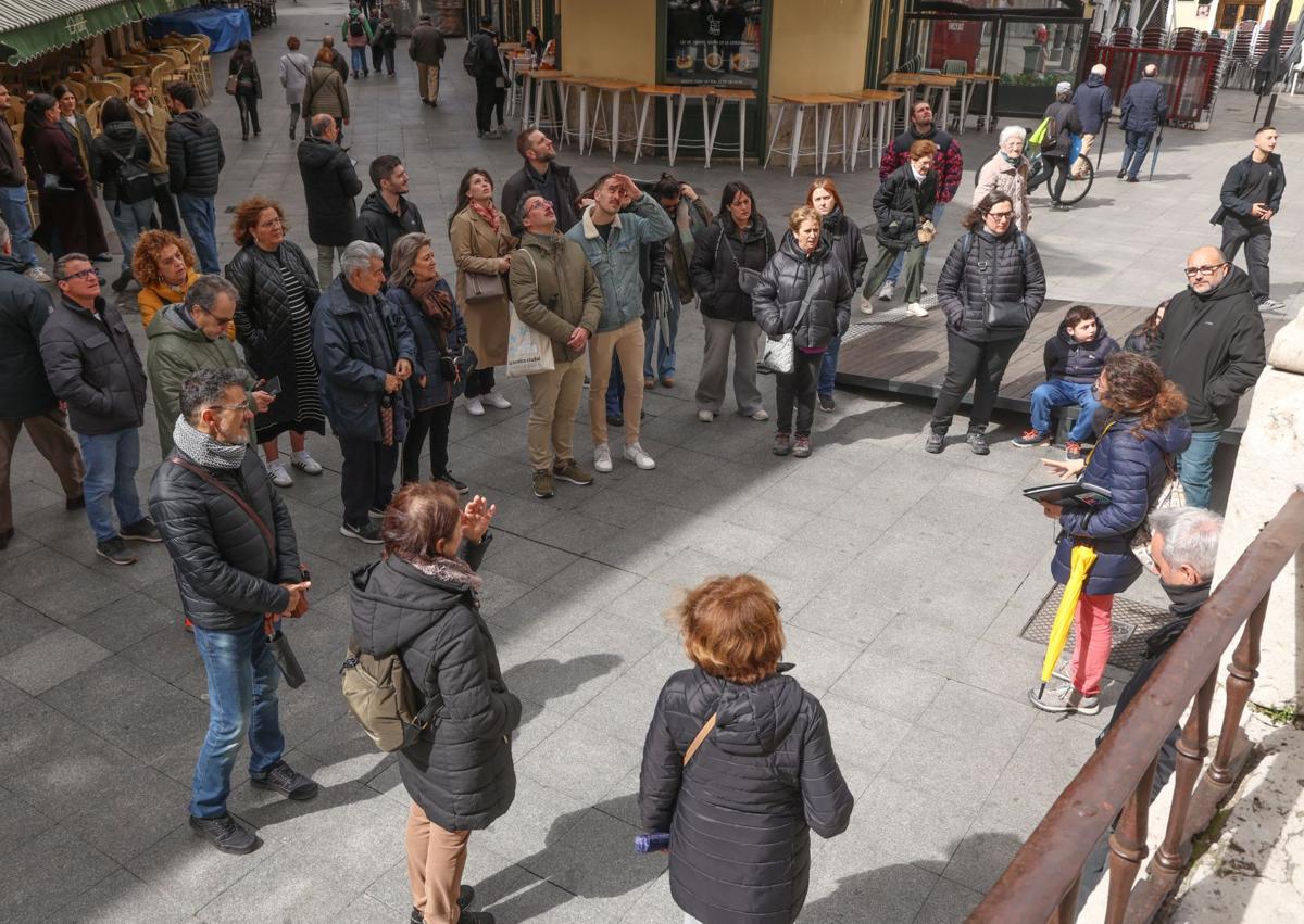 Imagen secundaria 1 - Colas para acceder a la iglesia de la Vera Cruz, visita guiada junto a la Catedral y las banderas del Ayuntamiento a media asta.