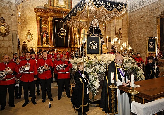 Acto penitencial en torno a la Virgen de la Soledad, en su capilla.