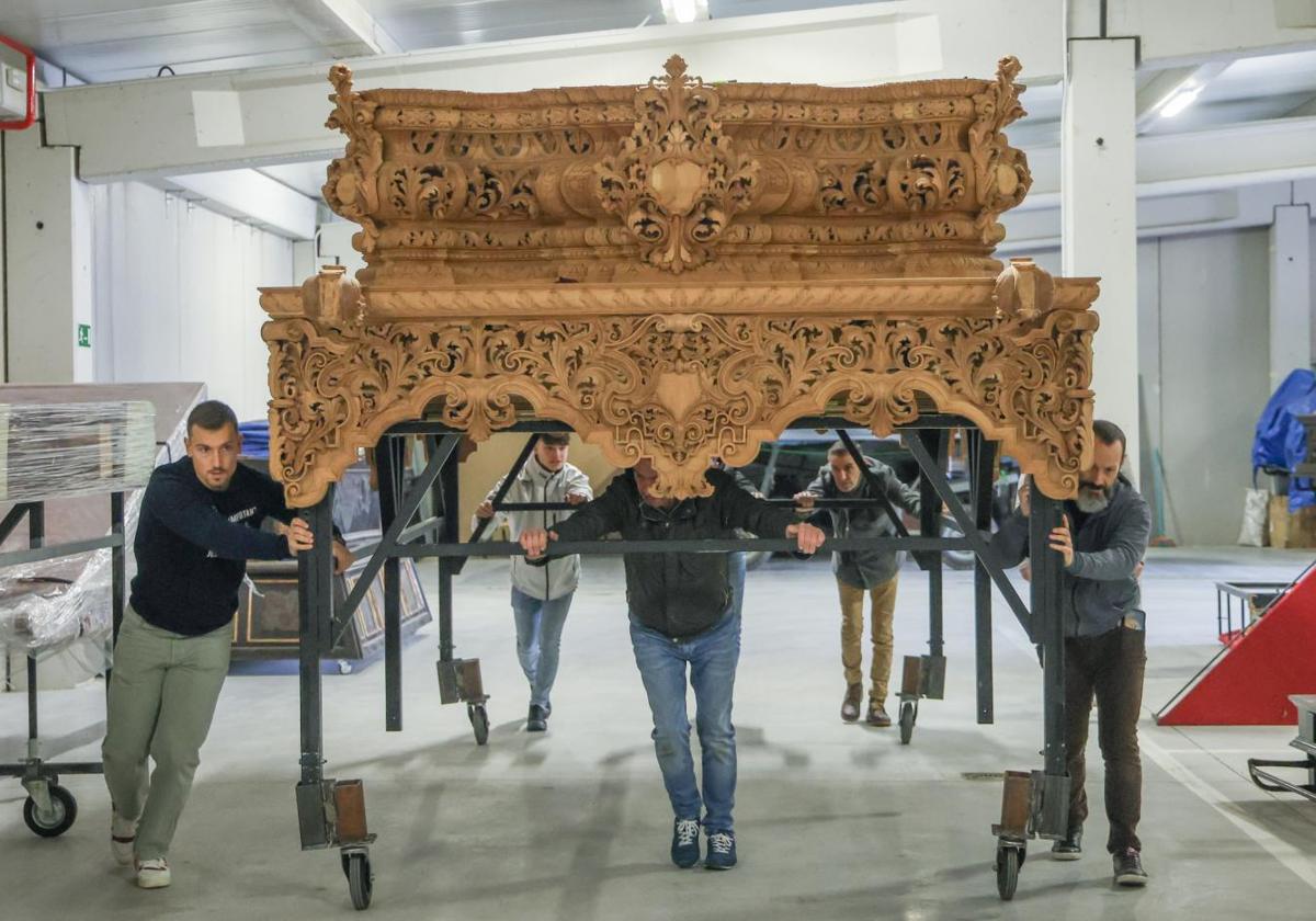 Los cofrades del Discípulo Amado y Cristo de Medinaceli dejan las andas del conjunto de La Sentencia.