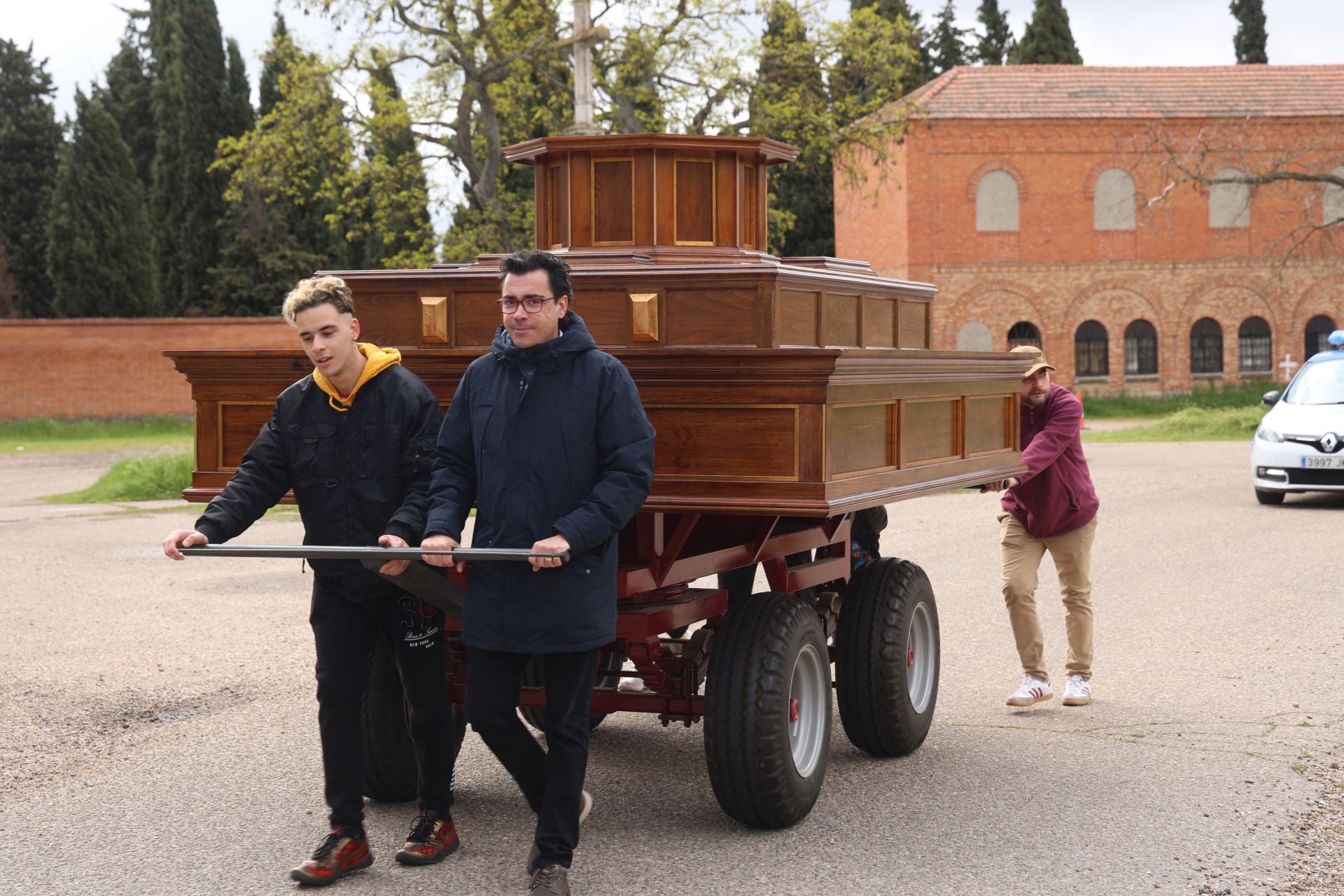 El almacenamiento de las andas de la Semana Santa de Valladolid, en imágenes