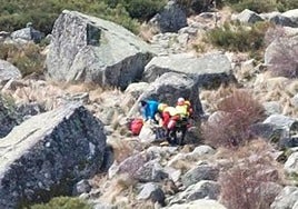 Rescatede la mujer herida, este sábado por la mañana cuando realizaba la ruta de la Laguna del Duque, en Ávila.