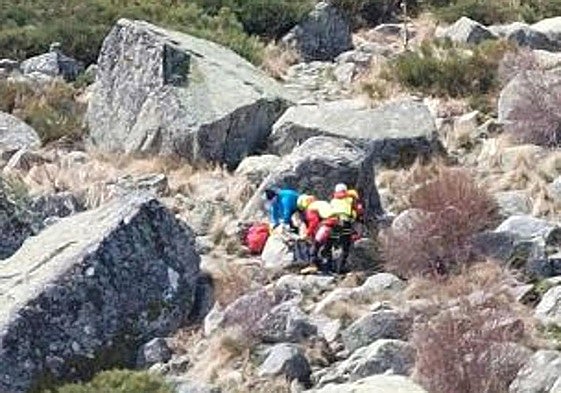 Rescatede la mujer herida, este sábado por la mañana cuando realizaba la ruta de la Laguna del Duque, en Ávila.