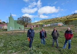 Imagen de varios vecinos en el lugar donde está previsto que se construya la pista de padel