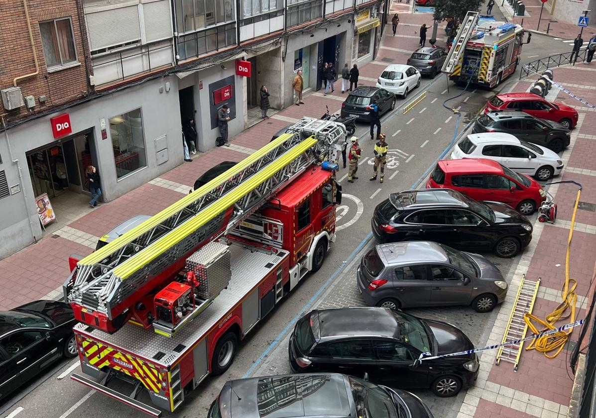 Rescatan a un vecino atrapado en un ascensor tras incendiarse el cuadro eléctrico