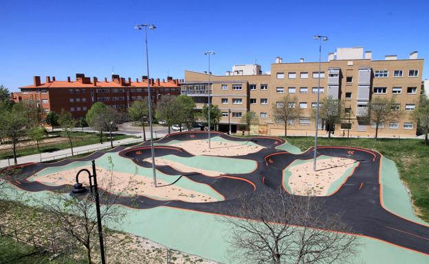 Panorámica de nueva pista de 'pump track' en el parque del Reloj.