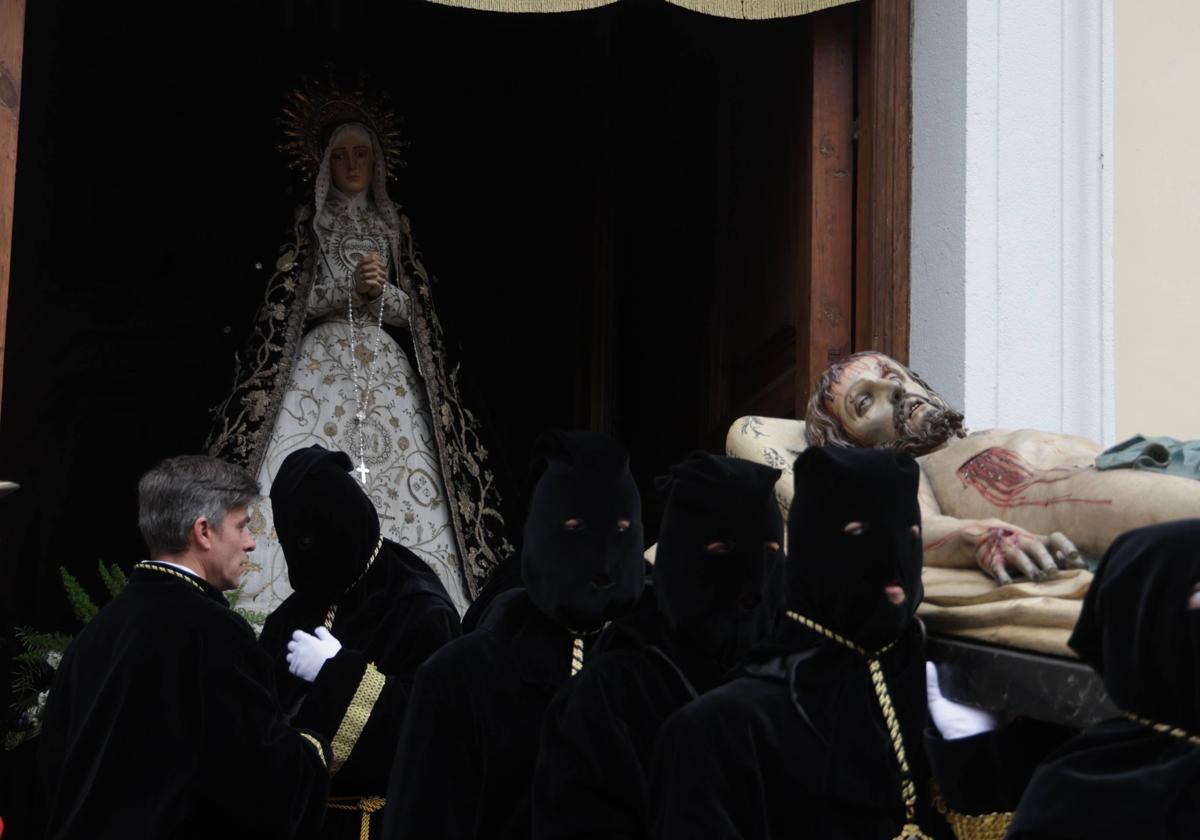 El Santo Entierro presenta a la Virgen de la Soledad en la calle