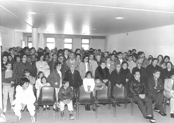 Vecinos de la localidad en la inauguración del Ayuntamiento. Marzo de 1987.