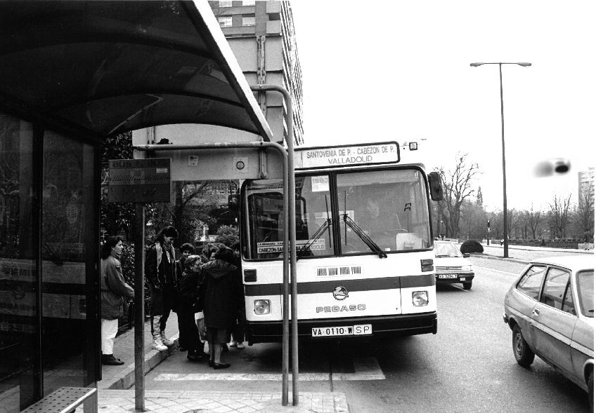 Uno de los autobuses que recorría la línea entre Santovenia, Cabezón y Valladolid en enero de 1994.