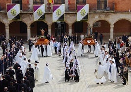 Los dos pasos en la plaza rindieron homenaje a los cofrades difuntos