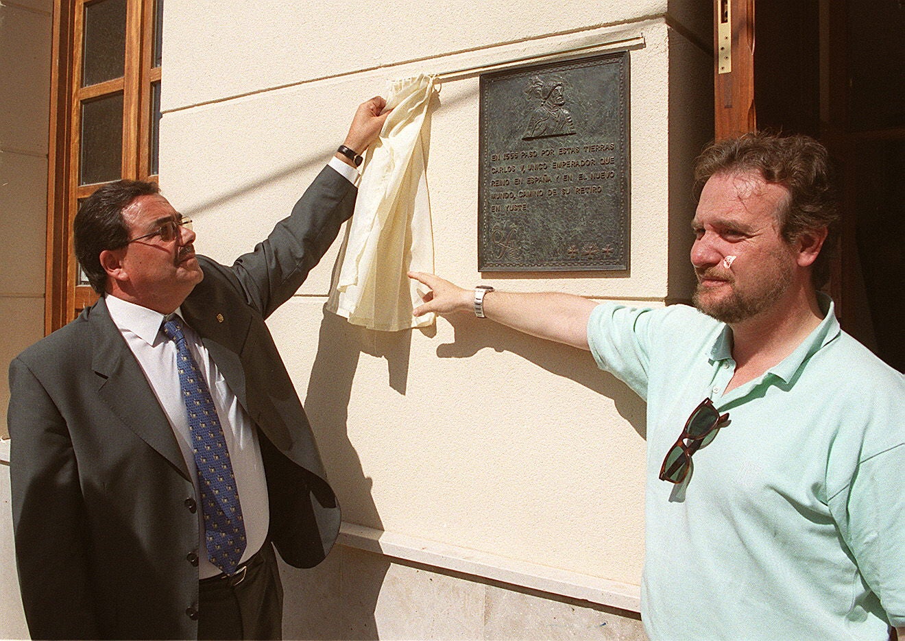 El alcalde de Cabezón de Pisuerga, Antonio Torres, descubre la placa conmemorativa del aniversario del descanso que Carlos V realizó en la villa en 1556. 19 de agosto de 2000.