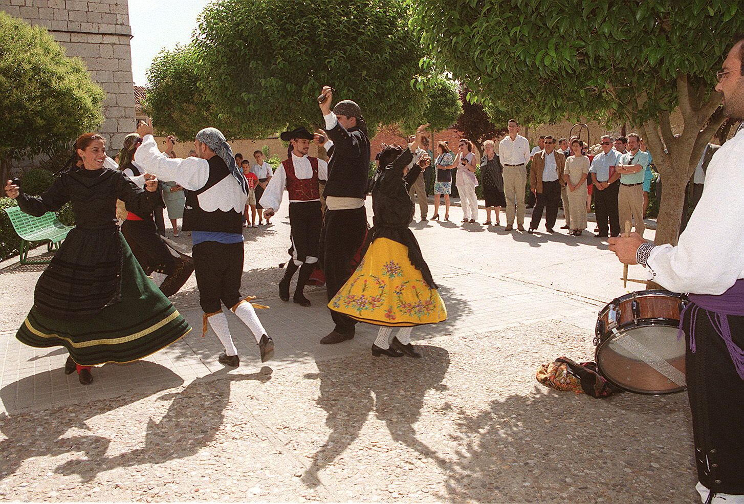 Un momento de la actuación del grupo Castiella en la celebración del aniversario del descanso que Carlos V realizó en Cabezón en 1556. 19 de agosto de 2000.