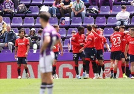 Los jugadores del Osasuna celebran uno de sus goles en el fondo de los aficionados rojillos.