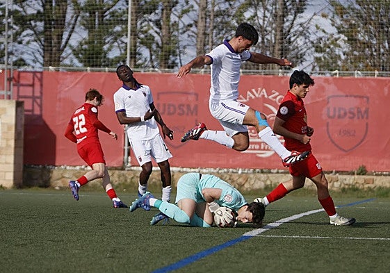Vallecillo salta por encima del portero del Santa Marta.