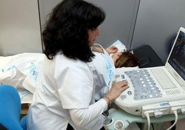 La neuróloga del Hospital General de Segovia, Marta Ferrero, examina a una paciente en una imagen de archivo.