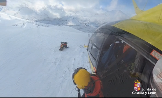 Imagen del rescate a la mujer enriscada y sus dos acompaañantes en la Laguna de Gredos, Ávila.