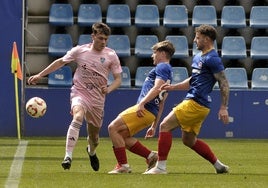 Hugo Marcos, presionado por dos jugadores del Andorra.