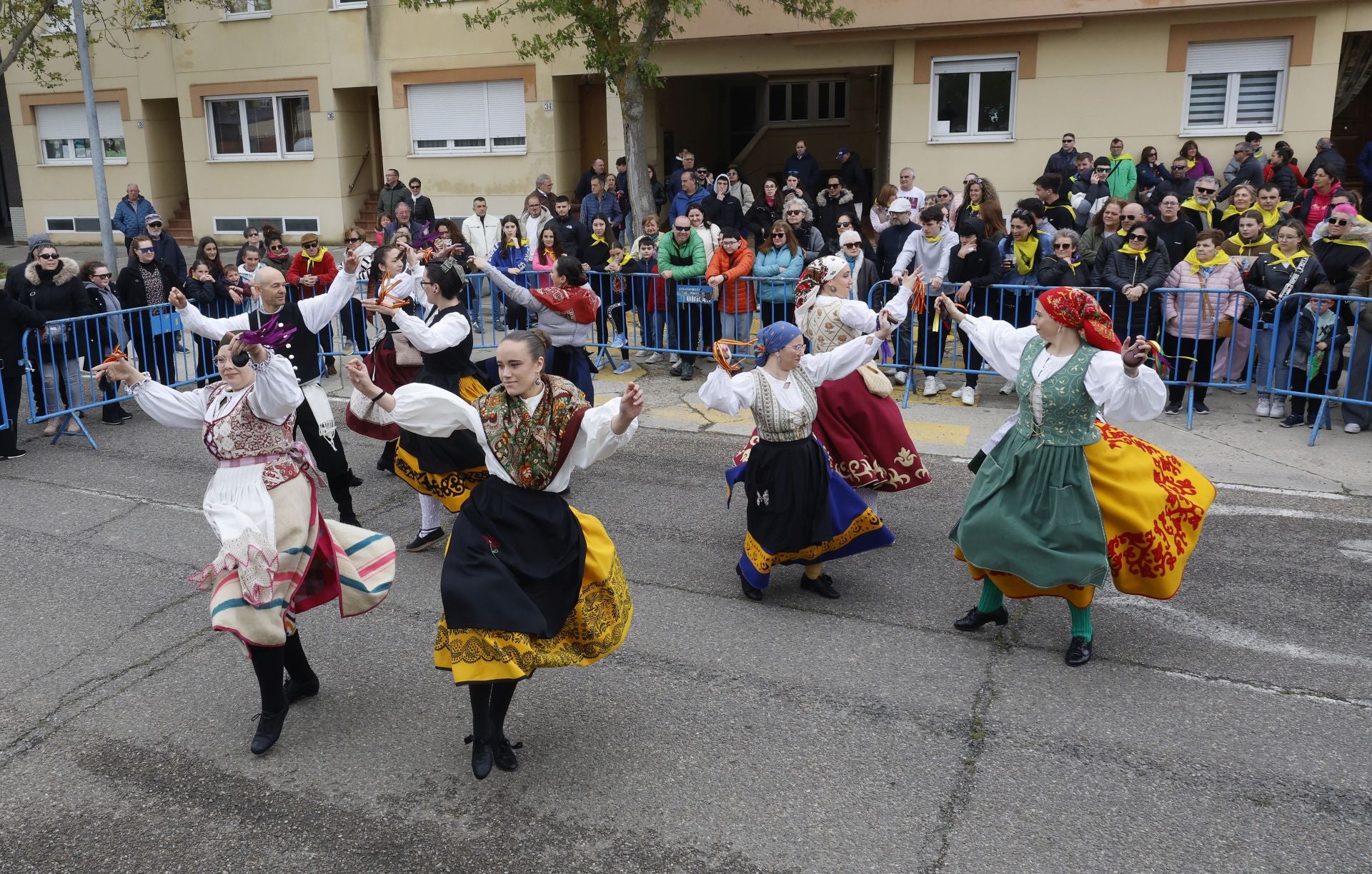 El barrio del Cristo enciende el cohetón de las fiestas