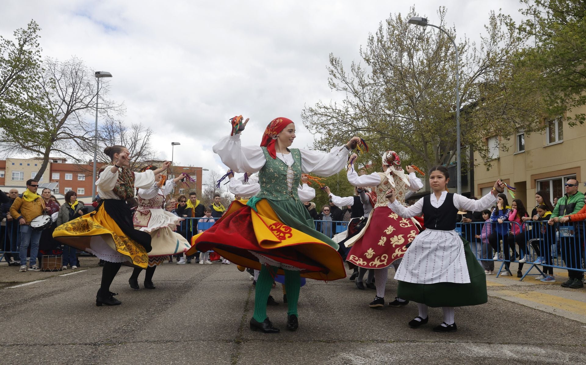 El barrio del Cristo enciende el cohetón de las fiestas