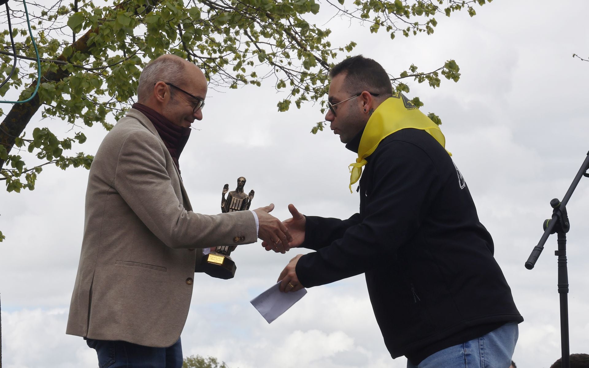 El barrio del Cristo enciende el cohetón de las fiestas