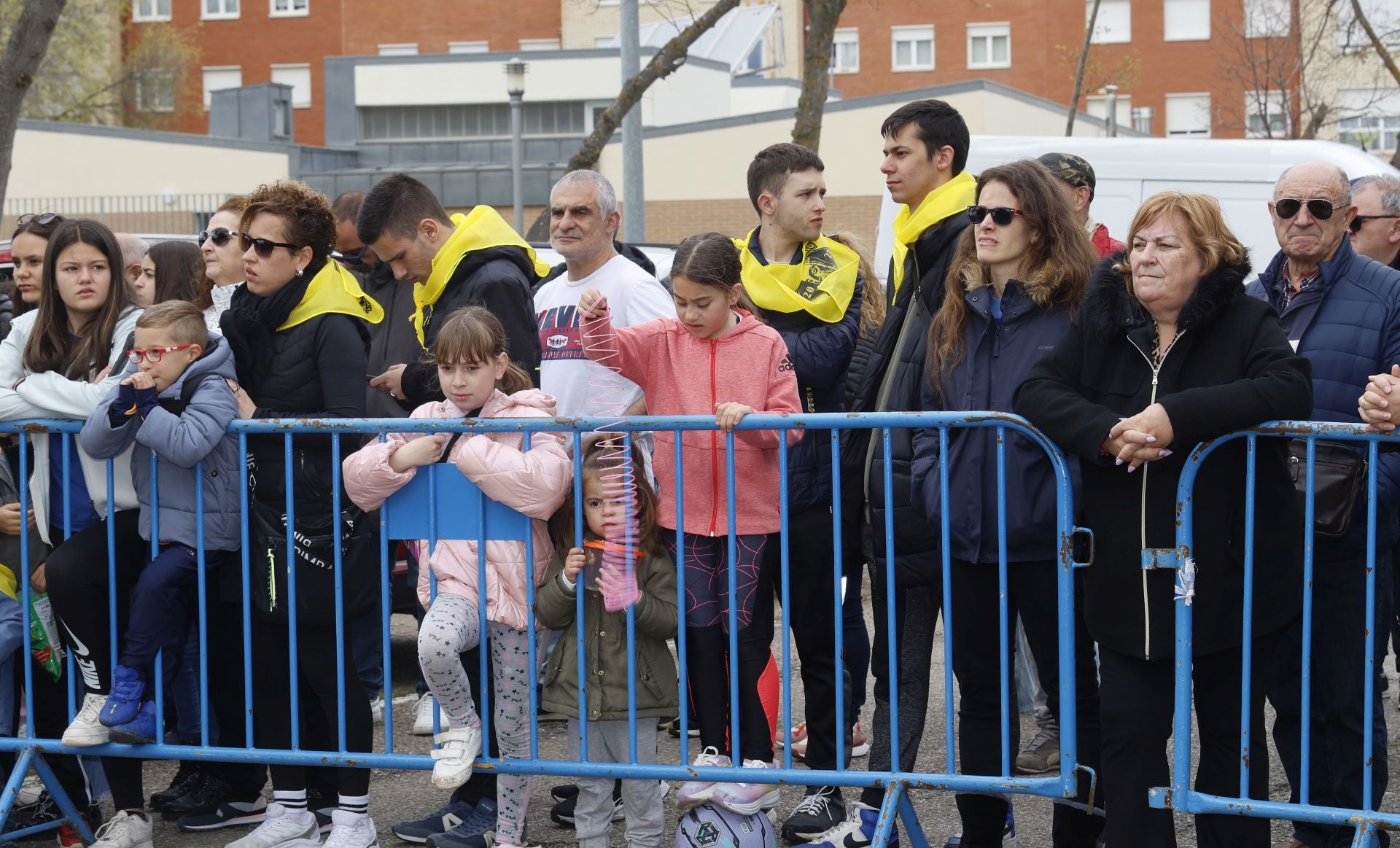 El barrio del Cristo enciende el cohetón de las fiestas