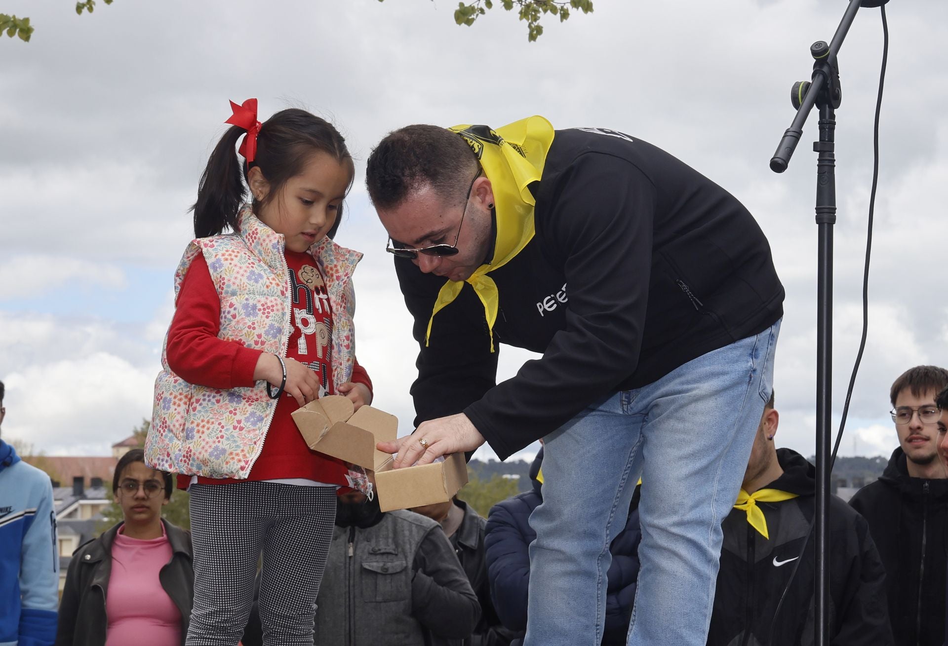 El barrio del Cristo enciende el cohetón de las fiestas