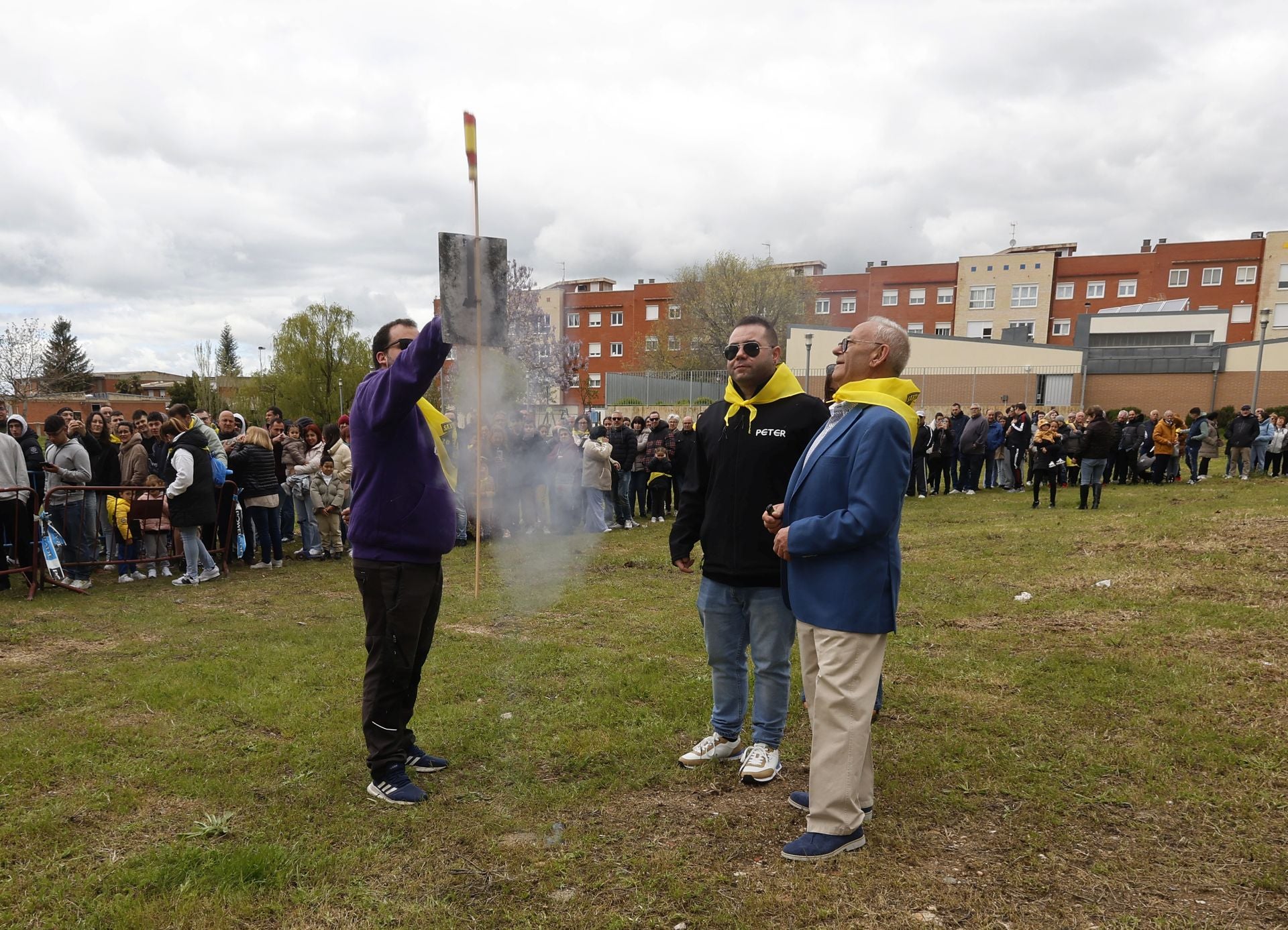 El barrio del Cristo enciende el cohetón de las fiestas
