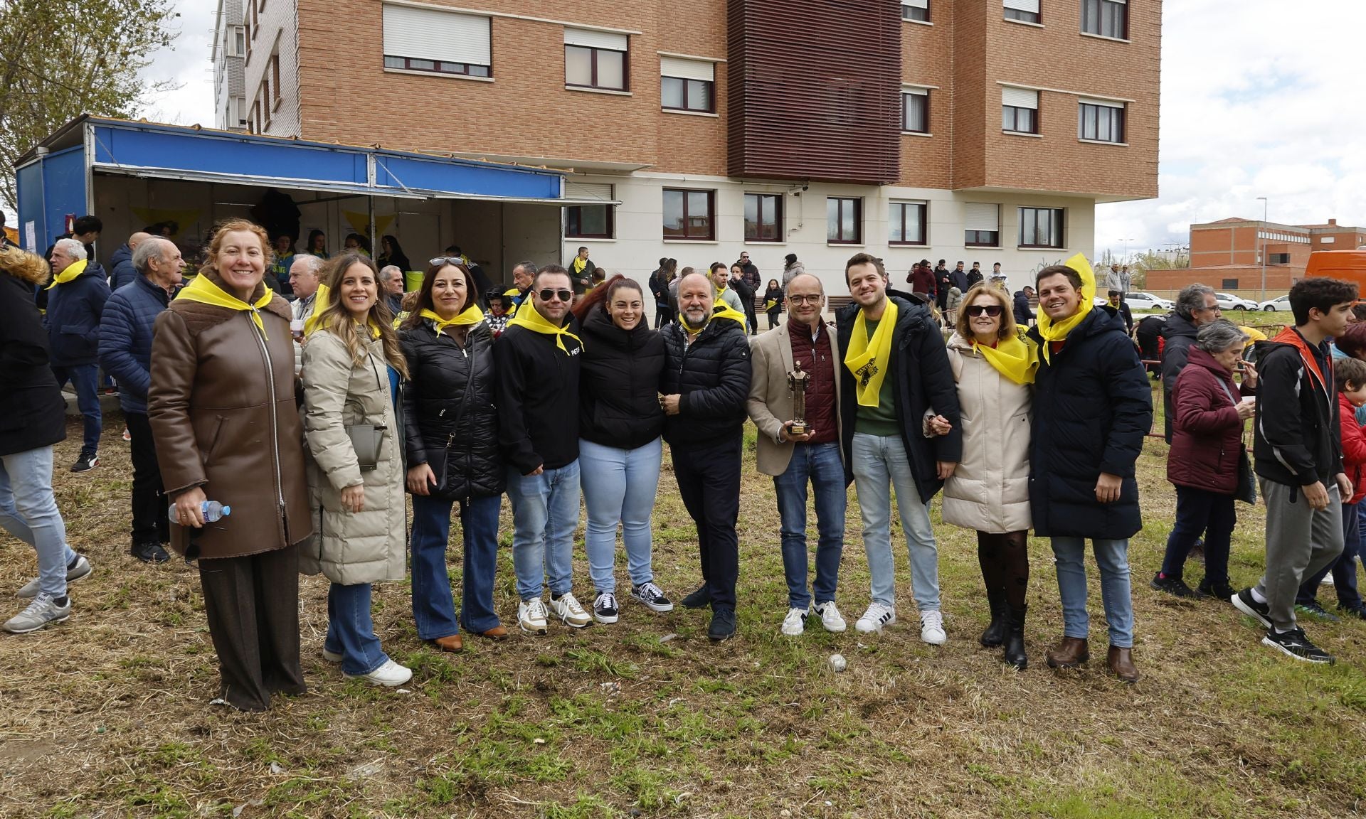 El barrio del Cristo enciende el cohetón de las fiestas
