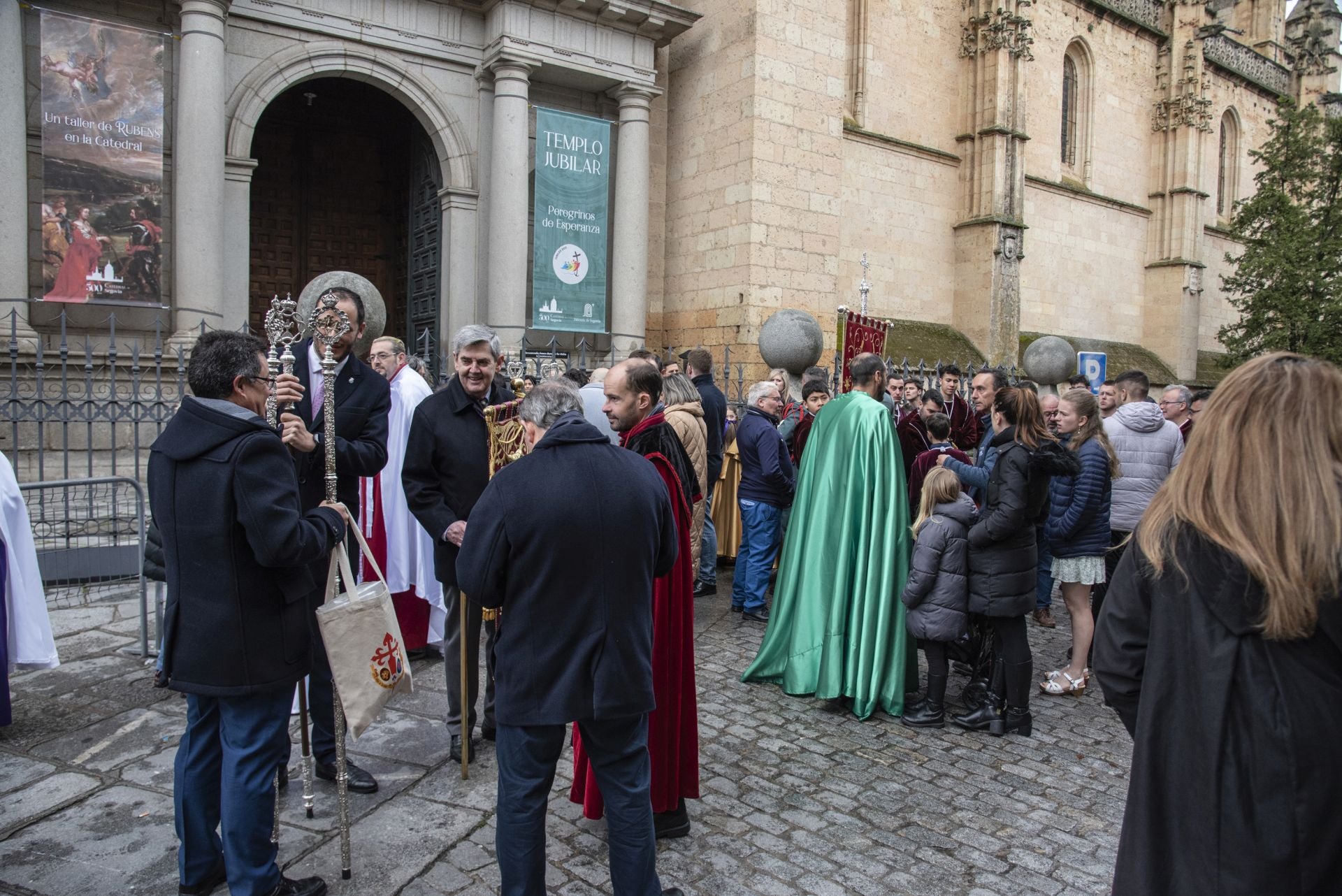 Segovia acompaña la Procesión del Resucitado