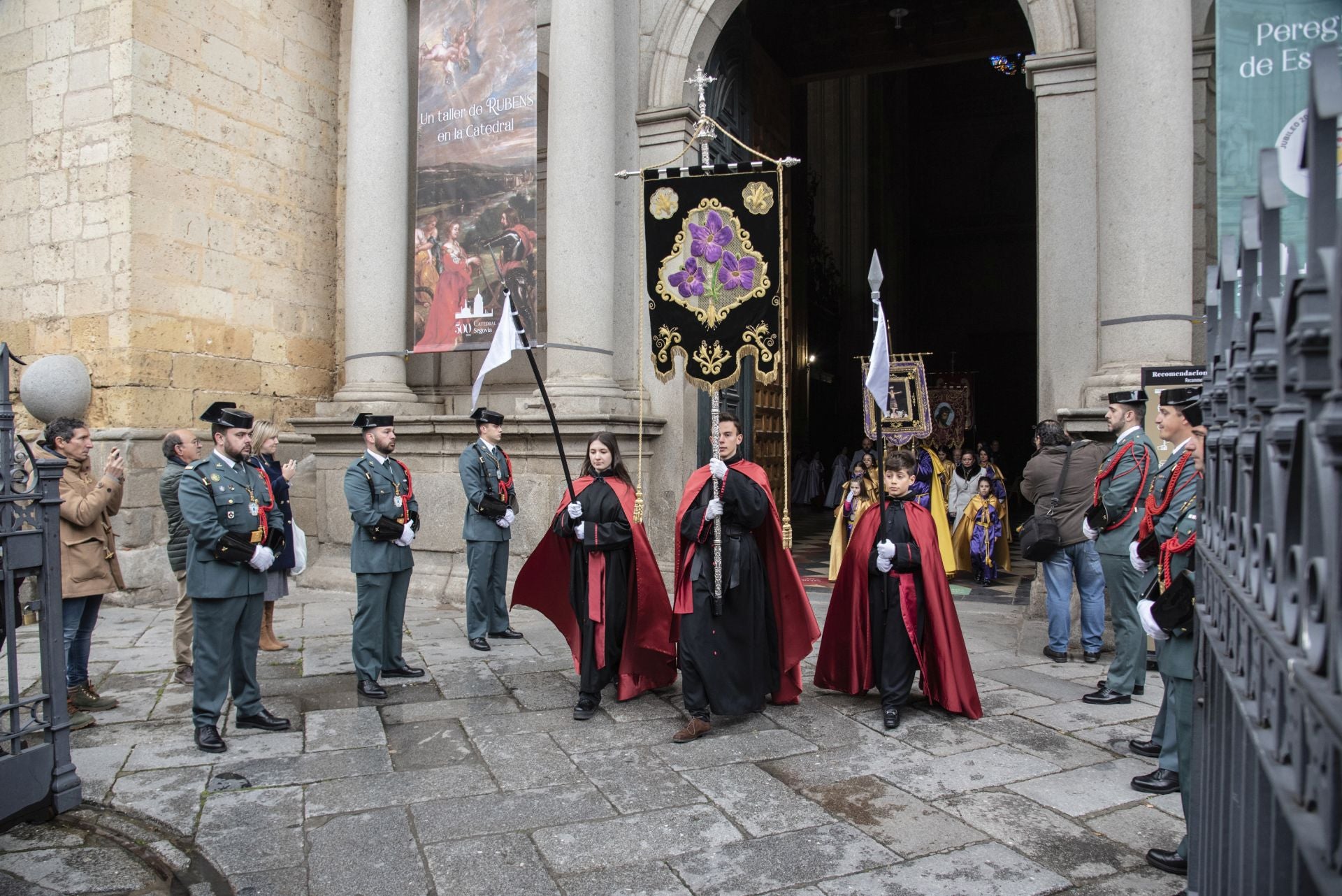 Segovia acompaña la Procesión del Resucitado