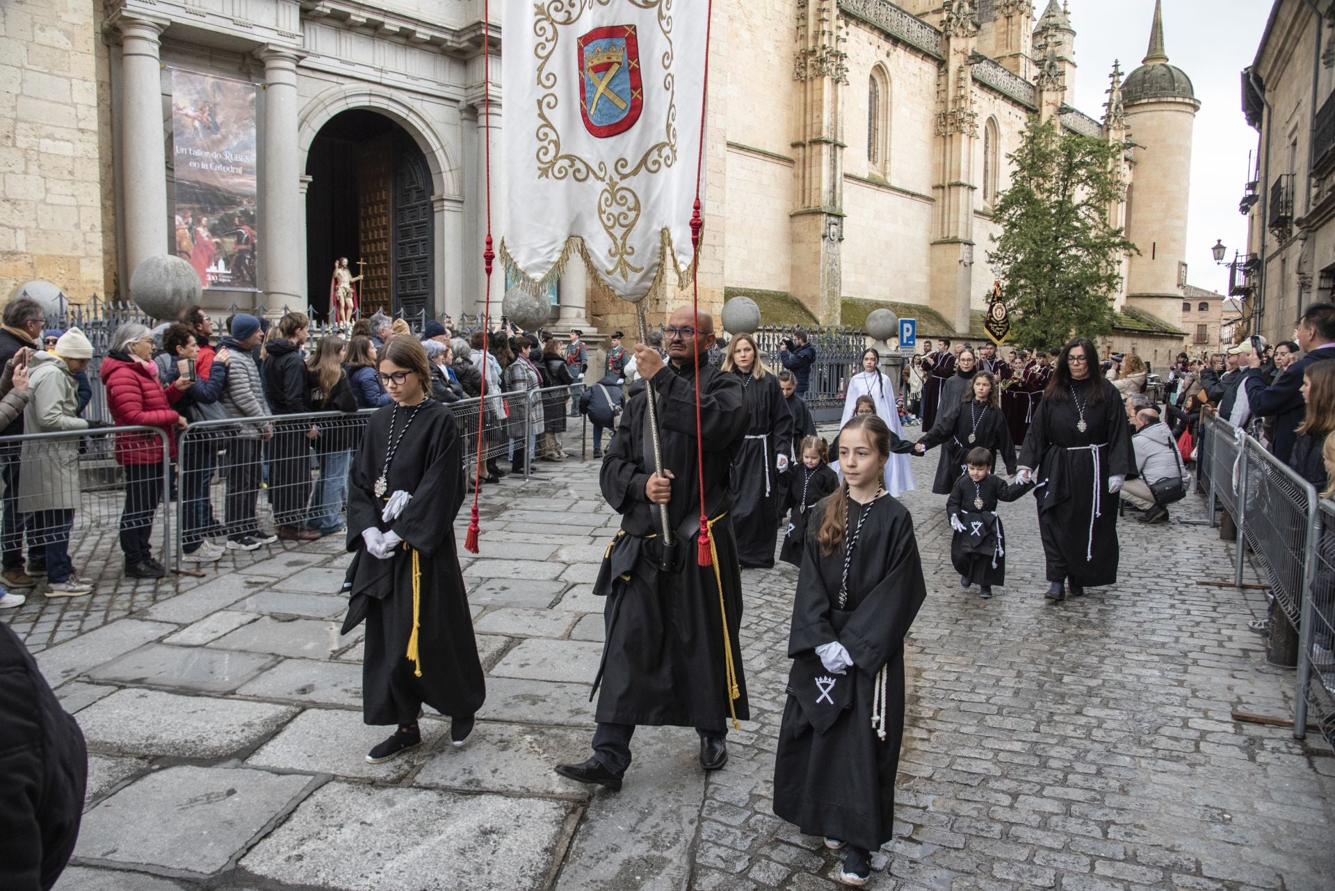 Segovia acompaña la Procesión del Resucitado