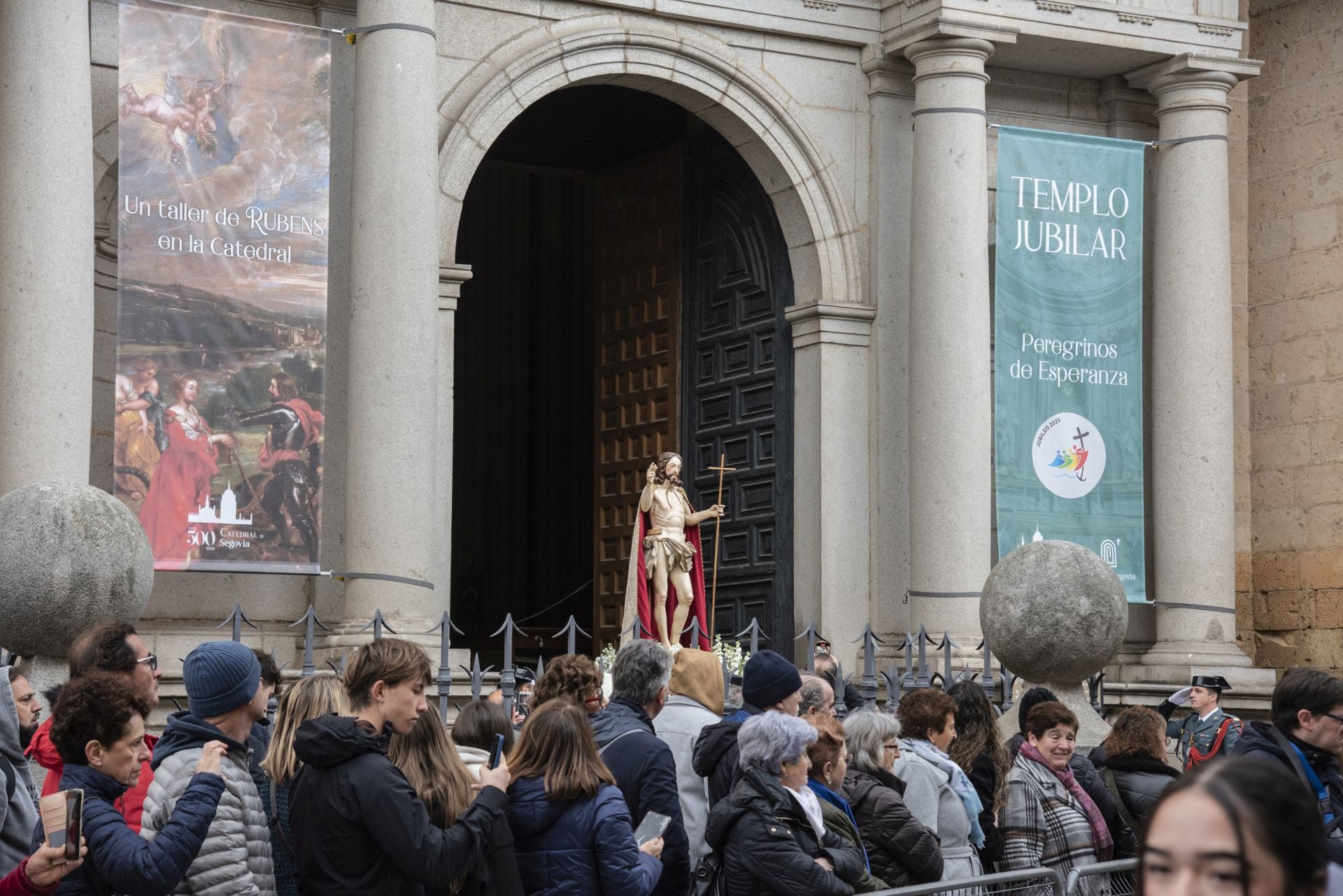Segovia acompaña la Procesión del Resucitado