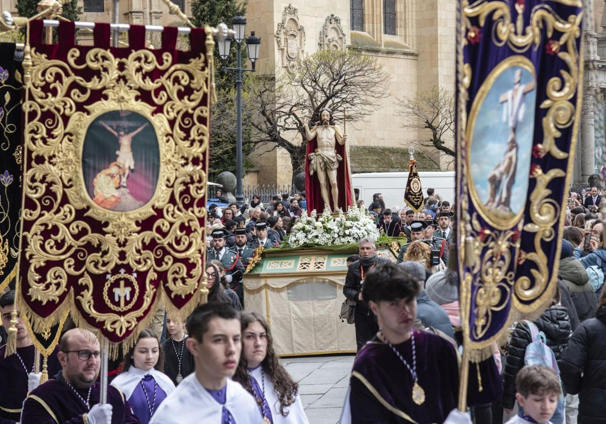 El desfile de estandartes de las cofradías abre el paso del Cristo Resucitado.