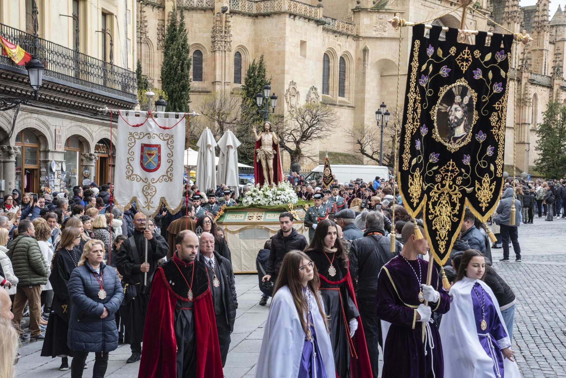 Segovia acompaña la Procesión del Resucitado