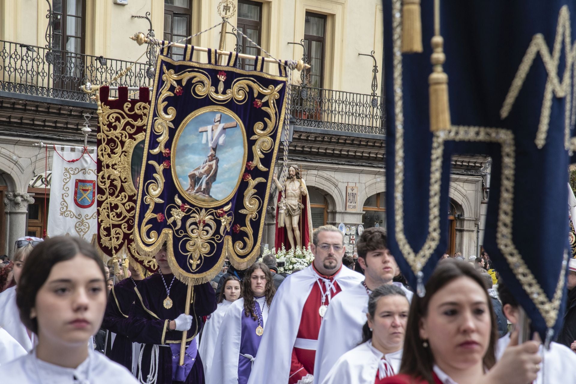 Segovia acompaña la Procesión del Resucitado