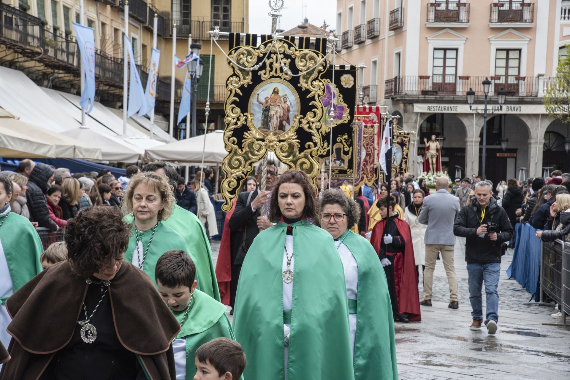 Segovia acompaña la Procesión del Resucitado