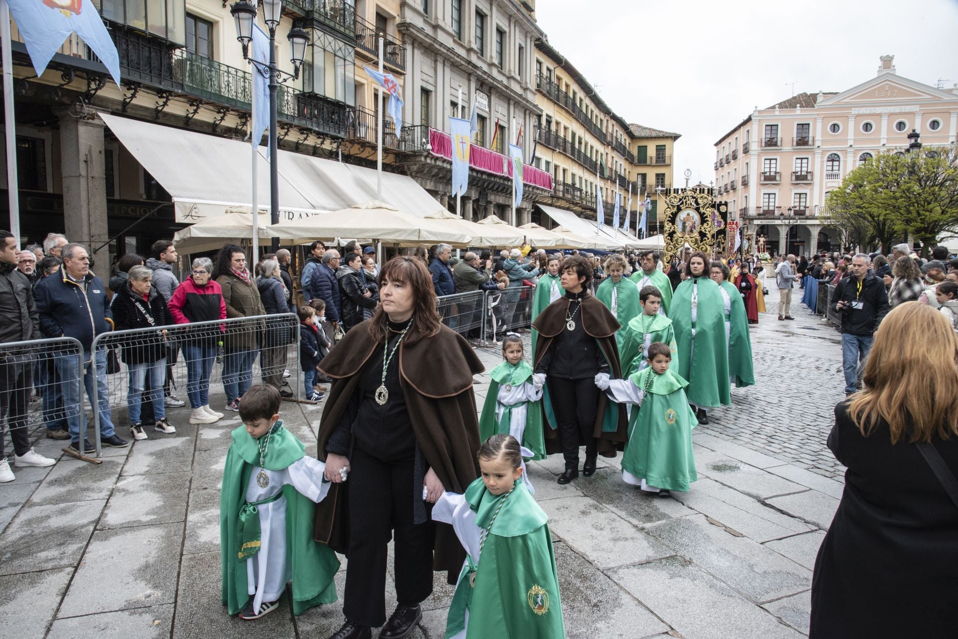 Segovia acompaña la Procesión del Resucitado