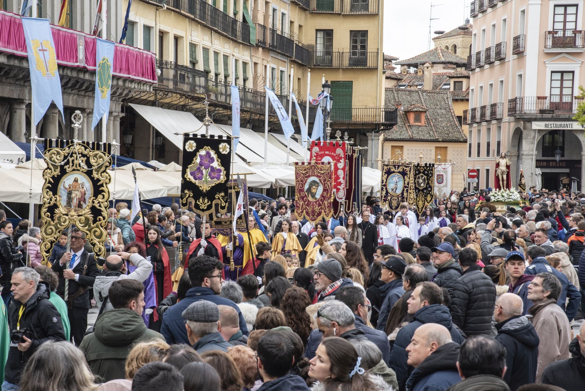 Segovia acompaña la Procesión del Resucitado