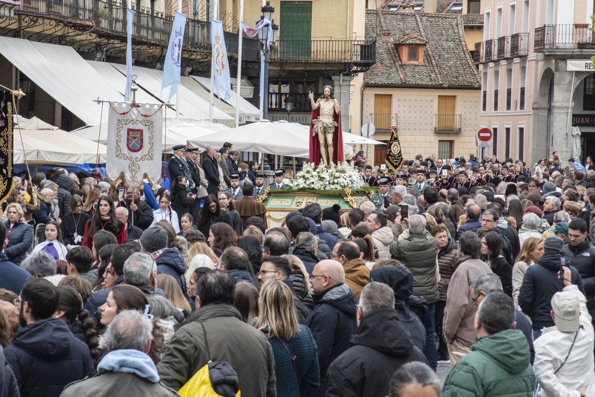 Segovia acompaña la Procesión del Resucitado