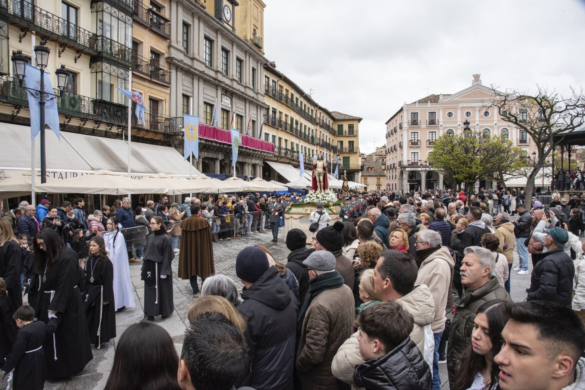 Segovia acompaña la Procesión del Resucitado