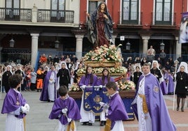 La Virgen de la Alegría entra en la Plaza Mayor de Valladolid este domingo para encontrarse con Jesús Resucitado.