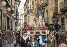 Lluvia de pétalos al paso de la Virgen del Rocío por la Calle Real de Segovia, entrando ya en la Plaza Mayor.
