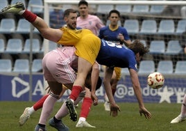 Un jugador del Andorra pasa por encima de Diego Gómez.