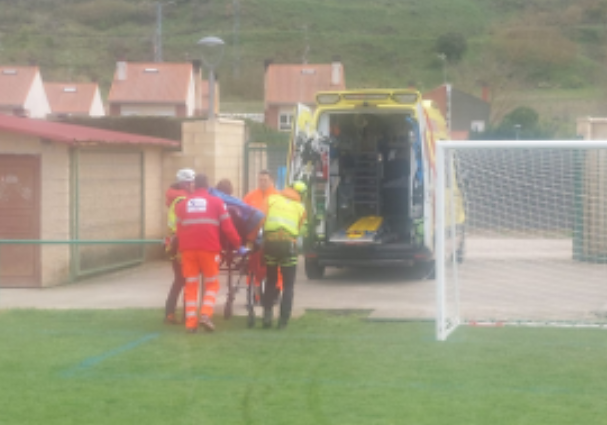 Momento en el que los Servicios de Emergencia bajaron a la herida del helicóptero para trasladarla al hospital